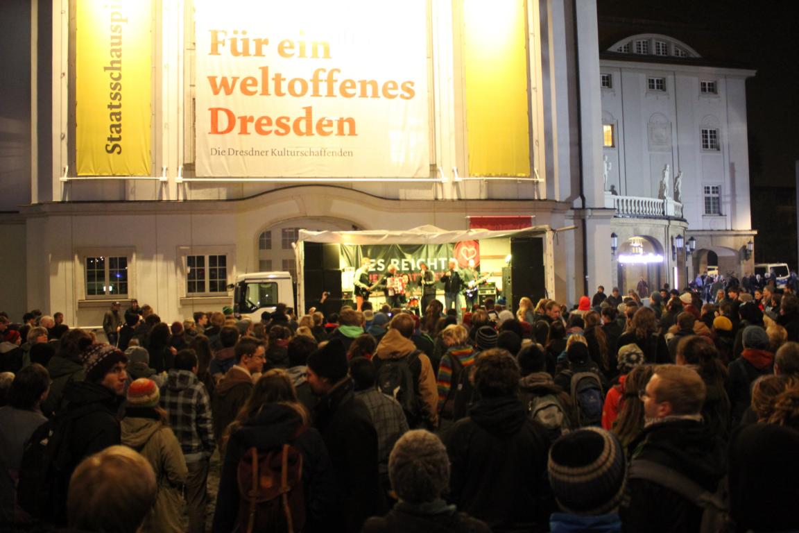 GreedyforBestMusic-JewishMonkeys-live-Postplatz-Dresden-HerzStattHetze-Oktober2015